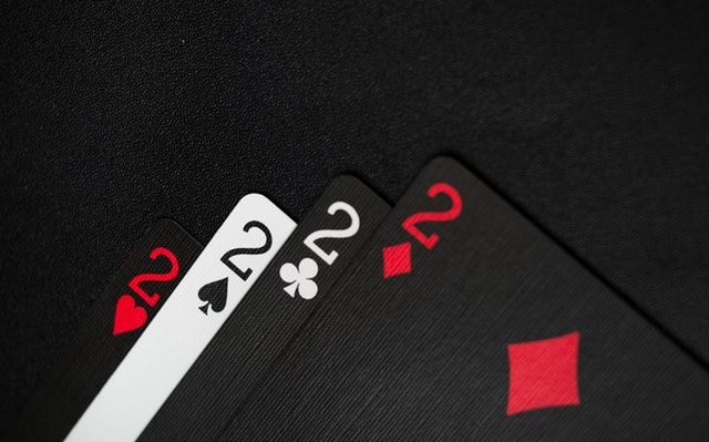 Poker – how to play? Basic rules of playing online